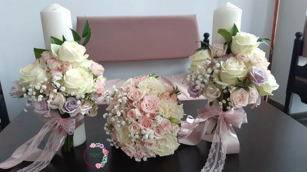 Lumânări de cununie decorate cu flori naturale pentru ceremonii elegante