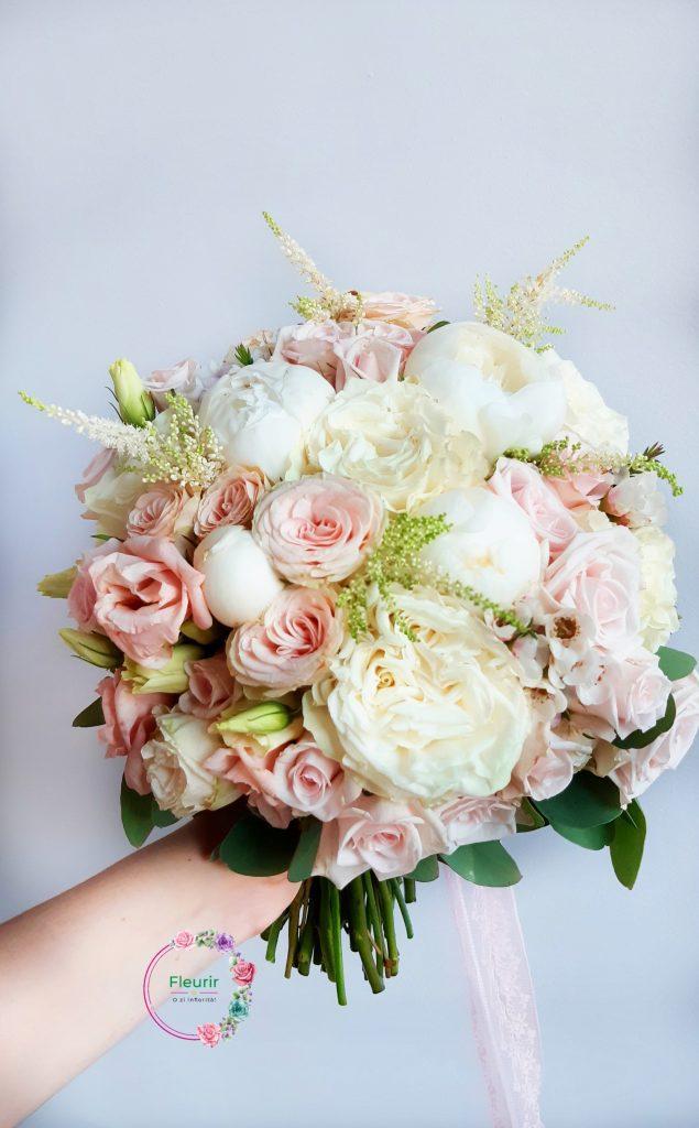 Buchet de mireasă cu trandafiri pentru un decor romantic de nuntă