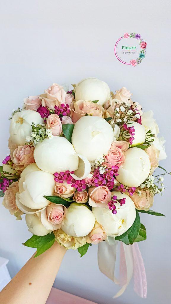 Buchet de mireasă cu bujori pentru un decor romantic de nuntă