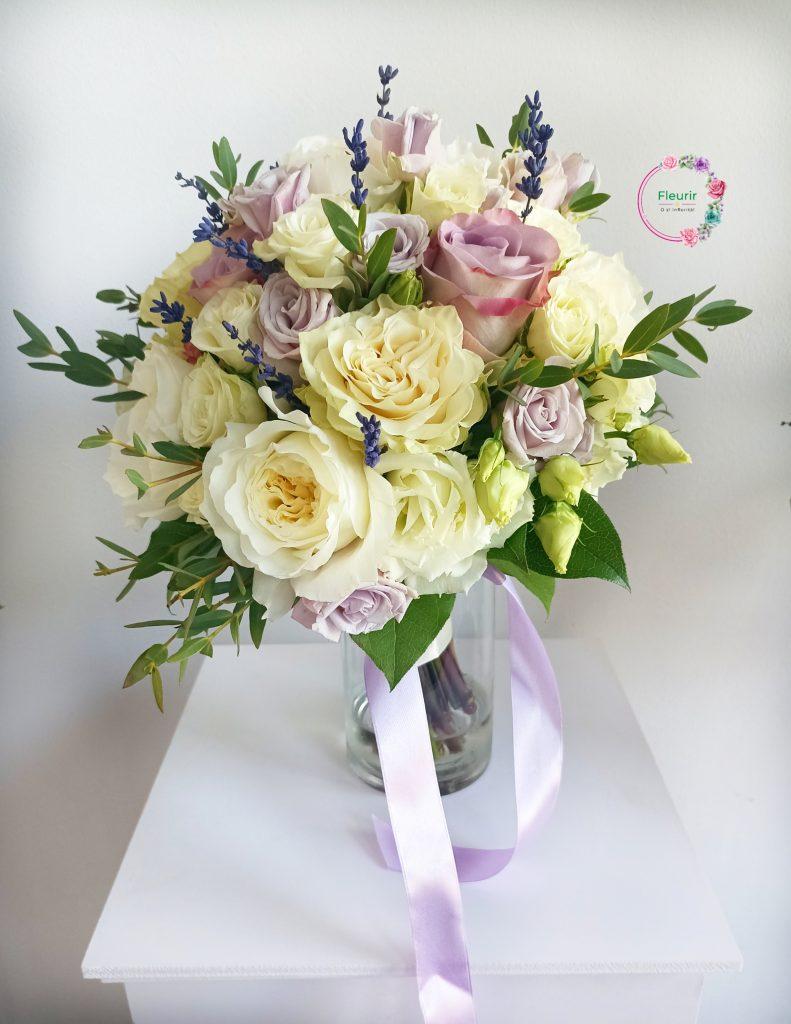 Buchet de mireasă cu trandafiri pentru un decor romantic de nuntă
